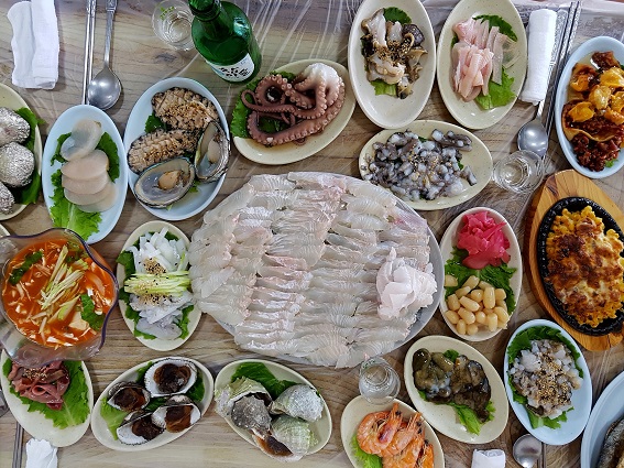 변산반도 부안맛집 고향맛횟집, 곰소항 바로 앞에서 바다내음 느낄 수 있는 자연산회정식 제공