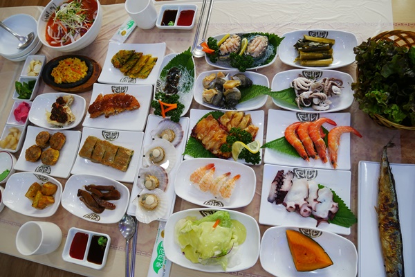 속초 동명항 맛집 왕건 횟집, 활어회·대게·킹크랩 등 다양한 메뉴 선보여