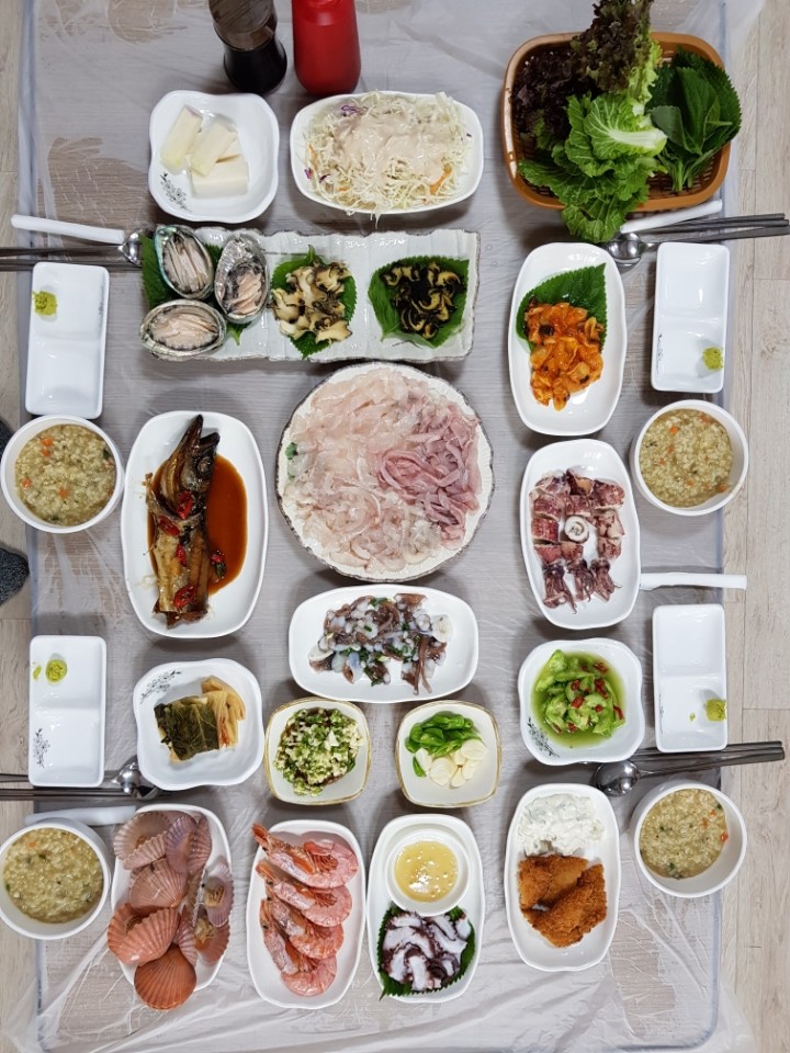 올여름 찾아가볼만한 섬 거제 이수도 1일 3식 제공하는 해변민박 주목