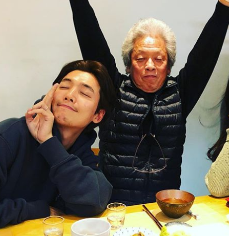 정경호, 수영 밥차 인증에 아버지 정을영까지 화제