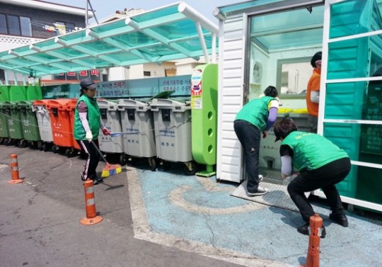 용담1동 새마을부녀회, 클린하우스 주변 발효액 살포
