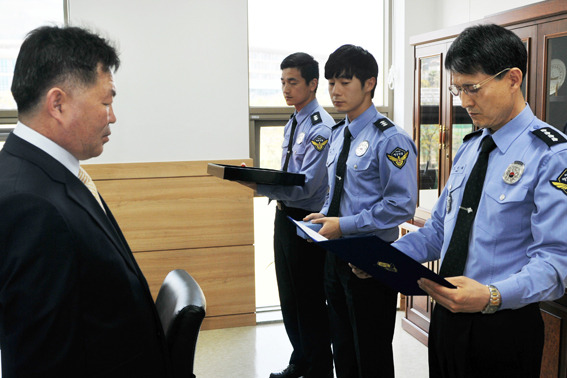 침몰어선 선원 9명 살린 선장 장옥철씨에 감사장 전달
