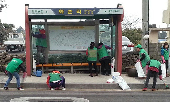 안덕면새마을부녀회, 버스승차대 환경정비 실시