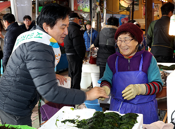 동문시장 찾은 원희룡 지사 설 명절, 전통시장 이용합시다