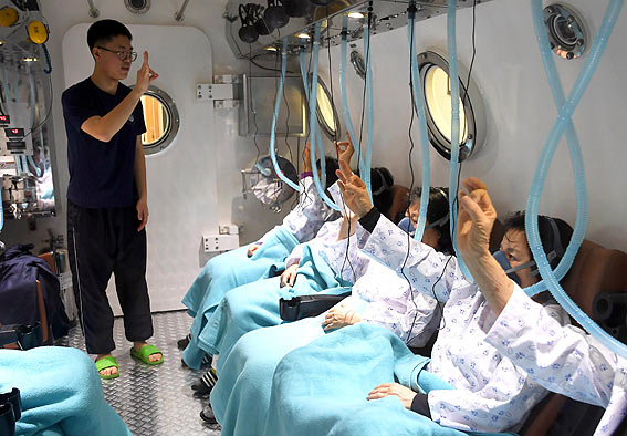 제주해군기지, 지역 해녀 고압산소치료장비 의료지원