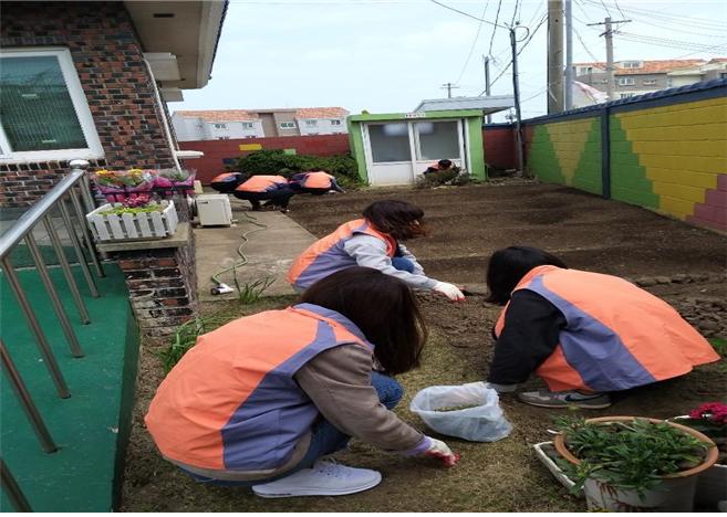제주시 주민복지과 볕뉘봉사단, 사회복지시설 봉사활동 구슬땀
