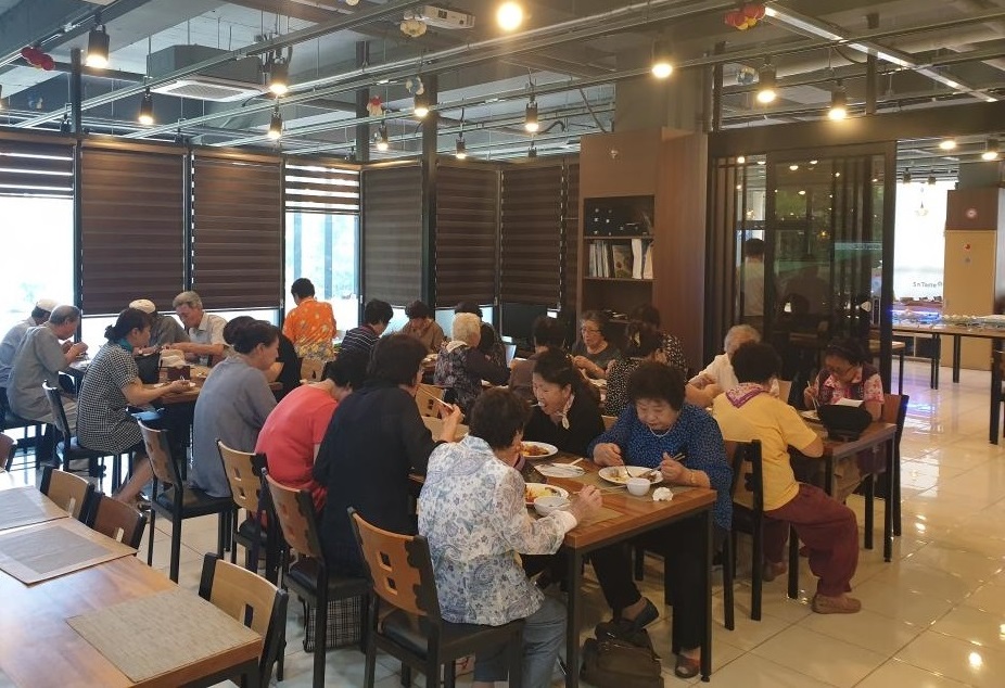 연동주민센터-한라수목원뷔페, 사랑의 점심식사 제공