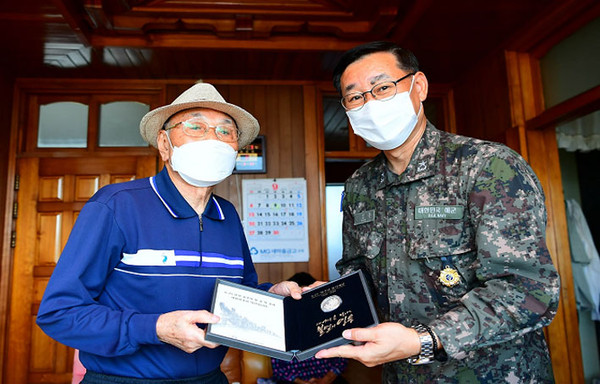 해군 7전단, 6·25전쟁 70주년 기념 참전유공자에 감사 메달 전달