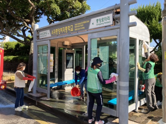 동홍동새마을부녀회, 버스 승차대 환경정비 실시