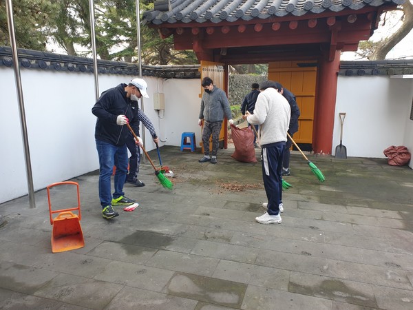 용담1동연합청년회, 마을제 제단 청소 봉사