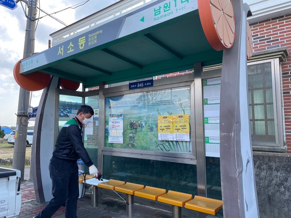 [동정] 남원읍, 봄맞이 관내 버스승차대 방역 실시