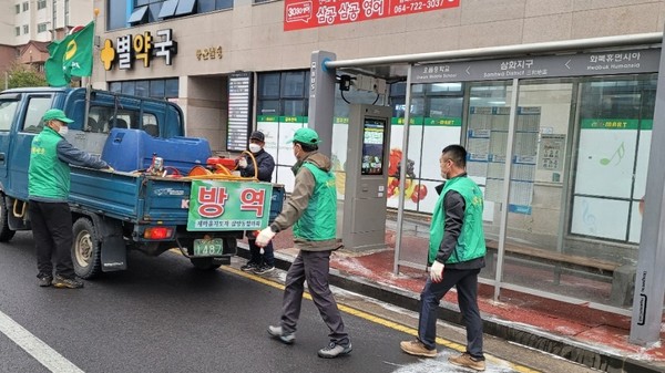 새마을지도자삼양동협의회, 버스승차대 방역활동 실시