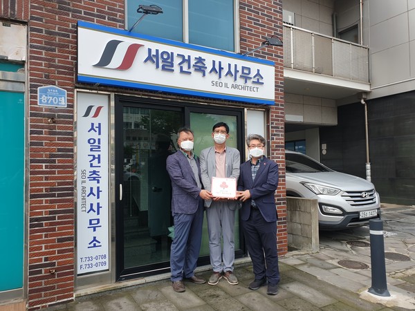 천지동지사협, 서일건축사사무소에 착한가게 현판 전달