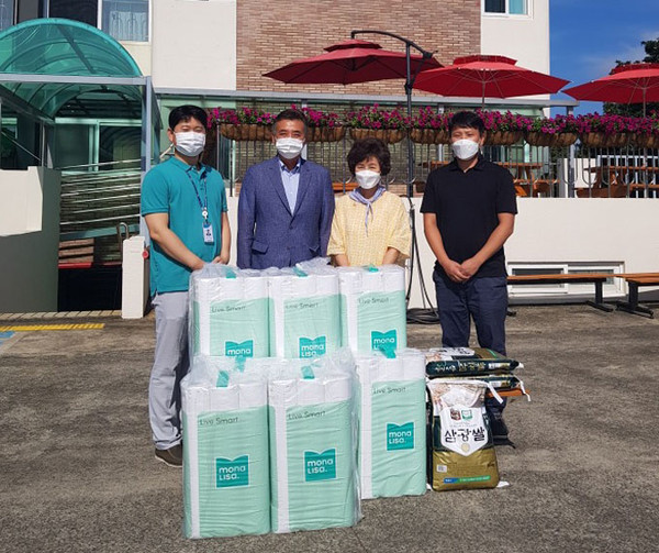 NH농협은행 남제주지점, 경천전문요양원에 후원물품 전달