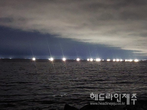 [포토] 불야성 이룬 제주 밤바다...한치 잡이 시작