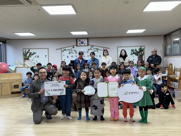 제주영락유치원, 굿네이버스 제주지부에  느영나영장터수익금 전달