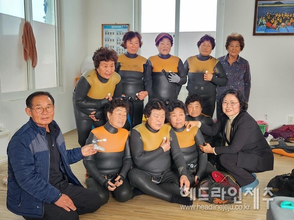 주식회사 생명단추, 해녀 20명에 생명단추 전달