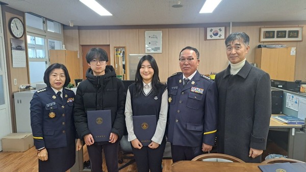 안덕의용소방대, 안덕중학교 졸업생에 장학금 전달