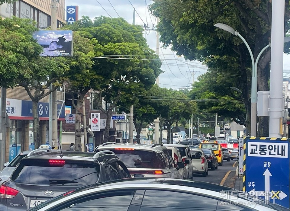 제주 한천 복개구간 막힌 후...갈수록 길어지는 차량행렬