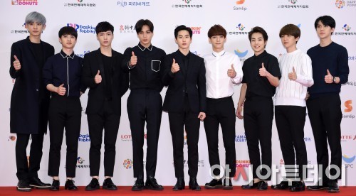 EXOs Lay joins the members for 2015 Dream Concert