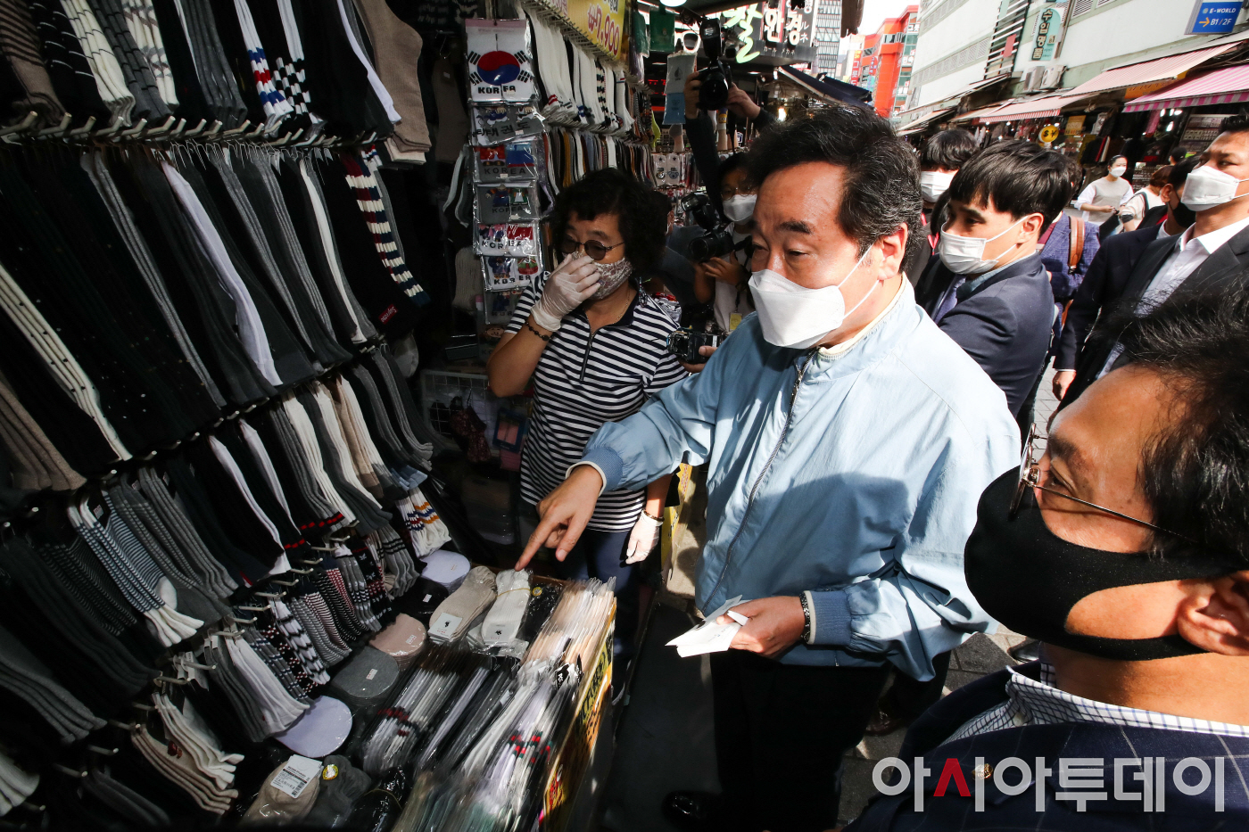 [포토] 남대문시장 찾아 양말 고르는 이낙연 대표