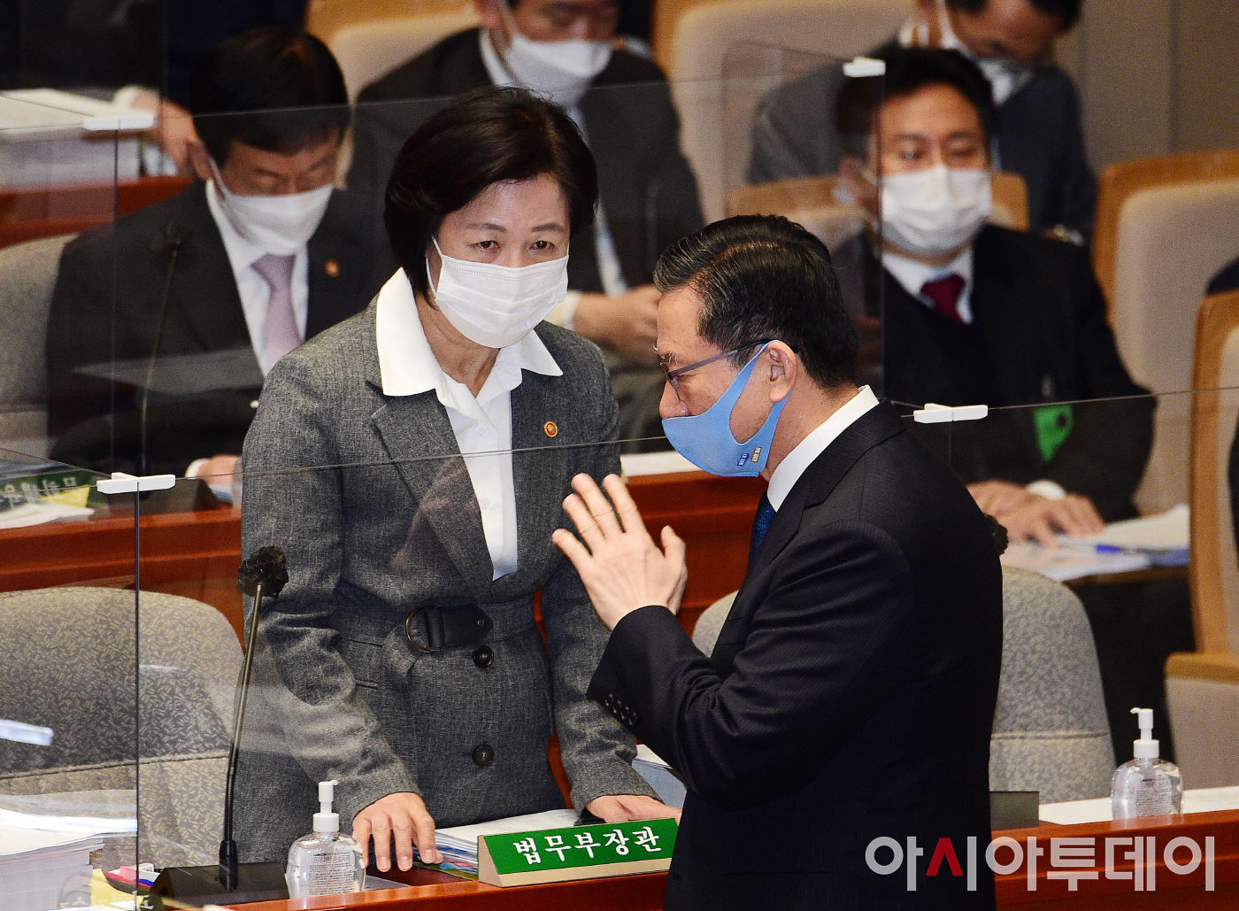 [포토] 정성호 예결위원장과 대화하는 추미애 법무부 장관