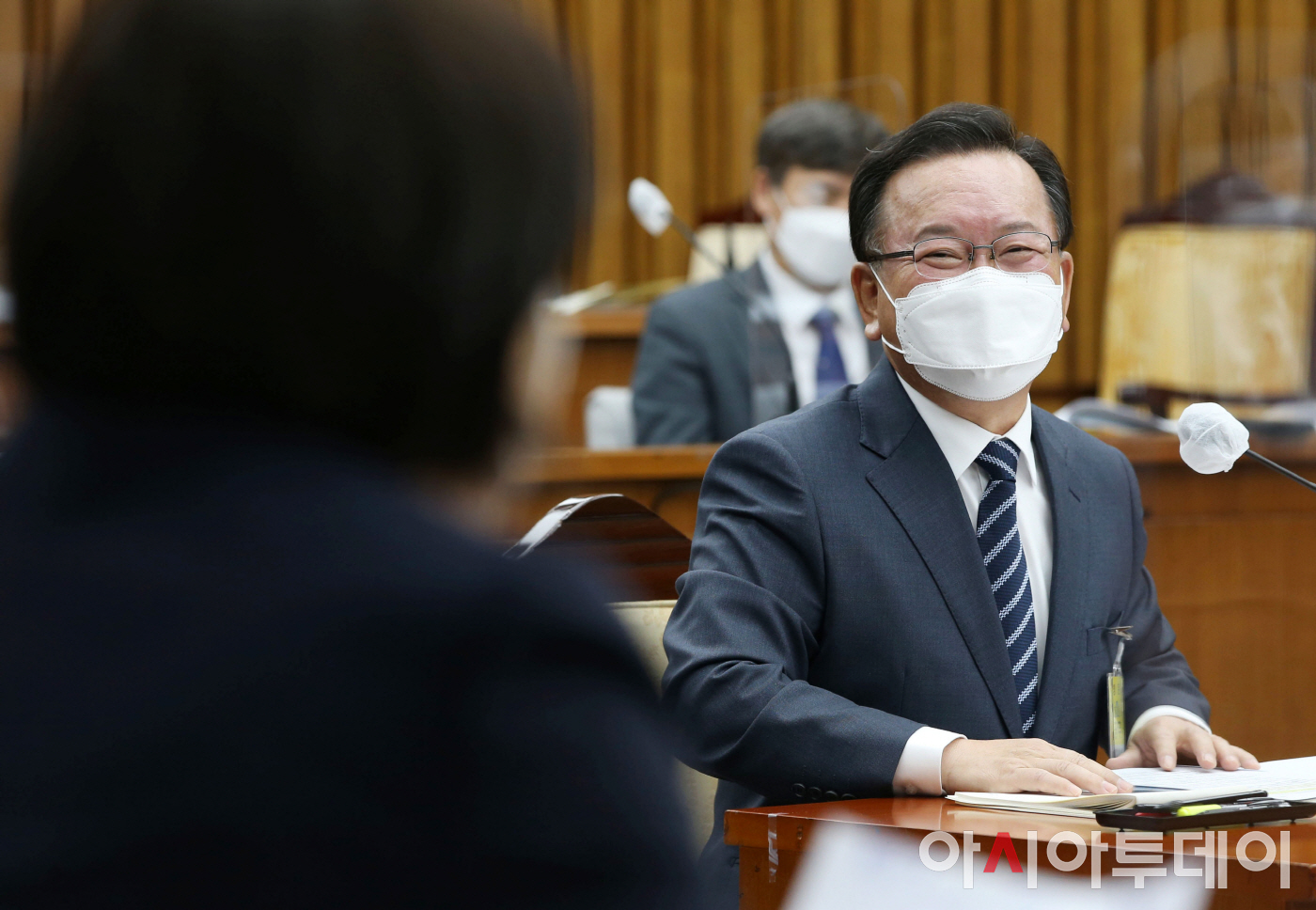 [포토] 미소 지으며 답변하는 김부겸 국무총리 후보자