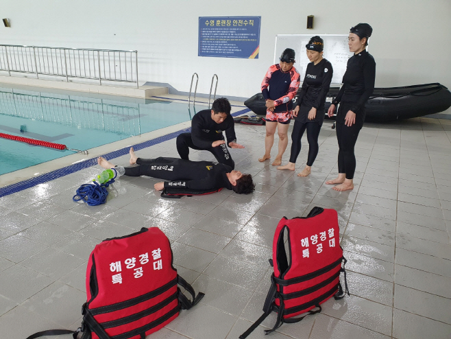 서해해경청 특공대, 현직 교사 대상 무료 생존수영 교육