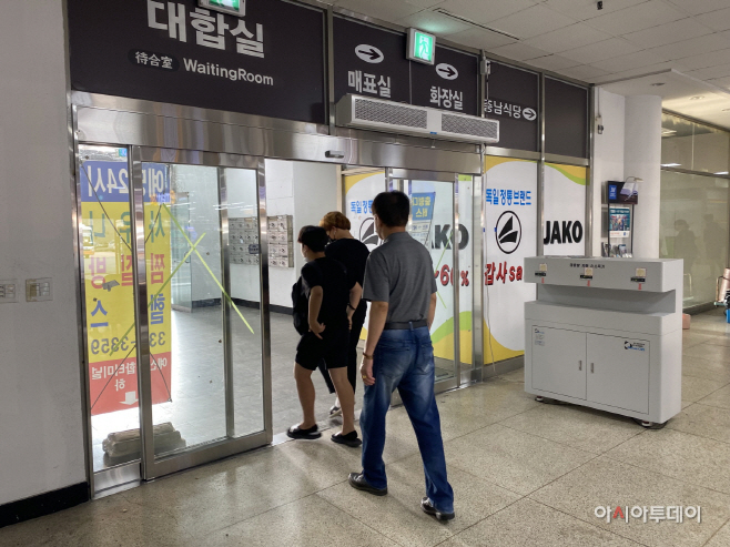 예산군, 예산종합터미널 주출입문 2곳에 자동문 설치…편의시설 점진적 개선