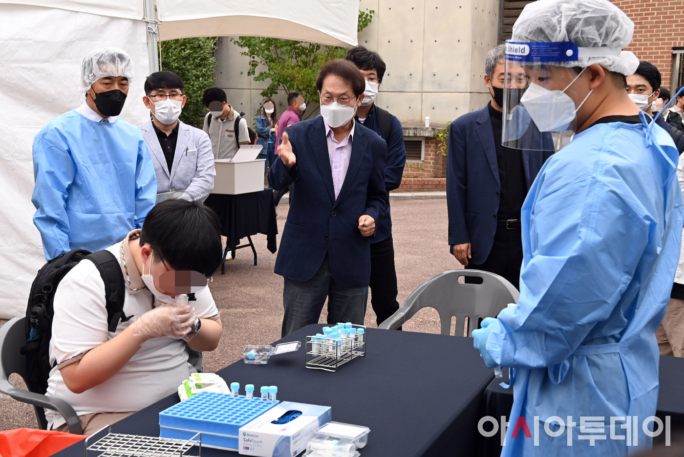 [포토] 신속 검사 과정 살피는 조희연