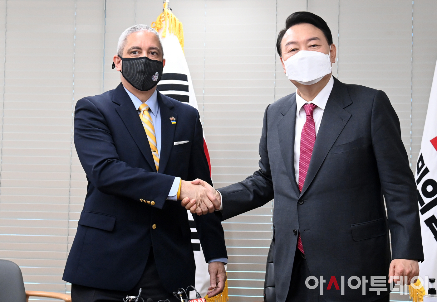 [포토] 크리스토퍼 델 코소 주한 미국대사 대리와 악수하는 윤석열 대통령 당선인