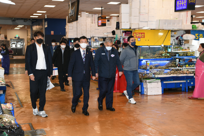 노량진시장 찾은 문성혁 장관 명태 등 수입수산물 수급 안정에 총력