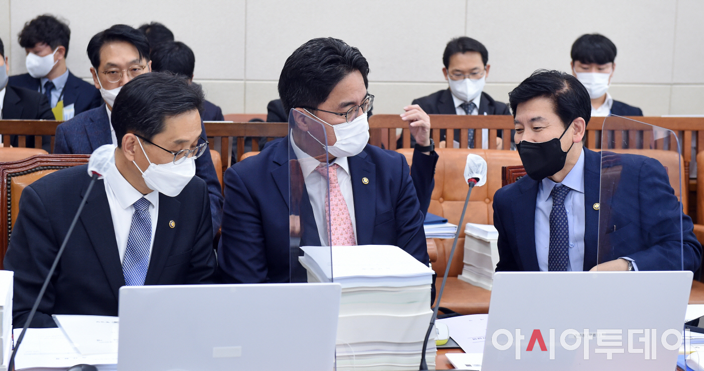 [포토] 이야기 나누는 최상대-윤태식-한훈