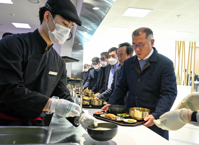 [포토]신년회 후 사내식당서 배식 받는 정의선 현대차그룹 회장