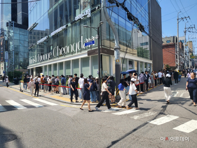 [르포] 미국 보다 싸네…인앤아웃, 500명 한정 팝업 열었다