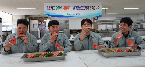 현대삼호重, 말복 맞아 사외 협력사 근로자에 수박 1200통 제공