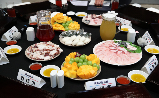 국민의힘 연찬회 식탁 메운 우리 수산물…민주당은 닭칼국수·삼겹살 만찬