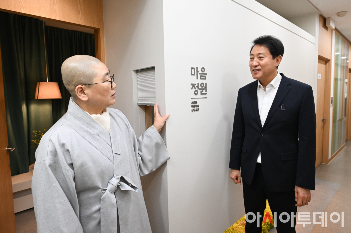 [포토] 서울형 어르신 상담공간 둘러보는 오세훈 시장