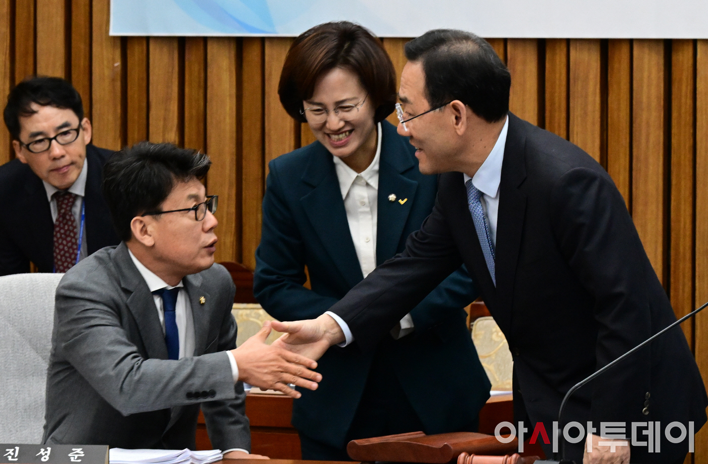 [포토] 진성준 민주당 간사와 악수하는 주호영 위원장
