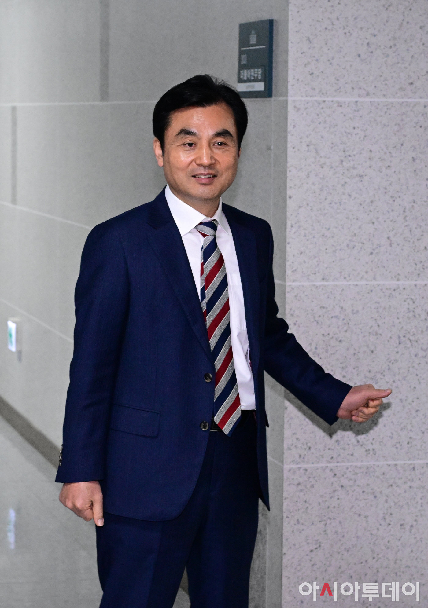 [포토] 전략공관위회의 참석하는 안규백 위원장