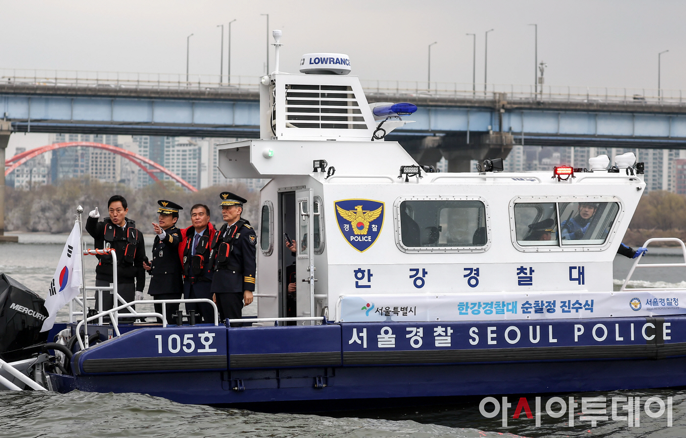 [포토] 한강경찰대 순찰정 타고 한강 살피는 오세훈 서울시장