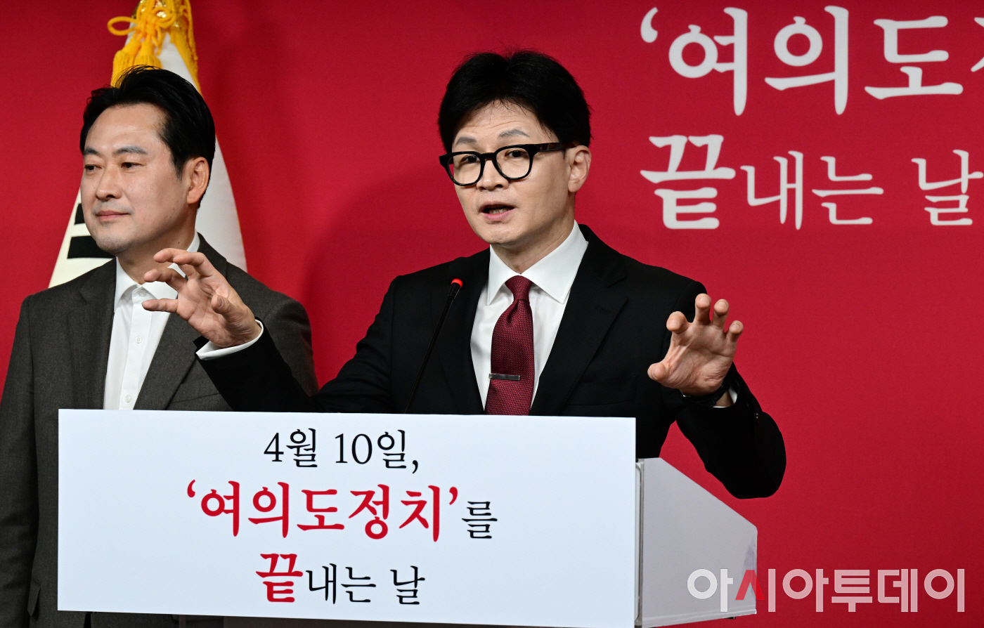 [포토] 한동훈 총괄선대위원장 '국회의사당을 시민들에게'