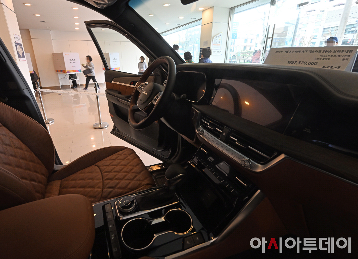 [포토] 투표소로 변한 자동차 판매점