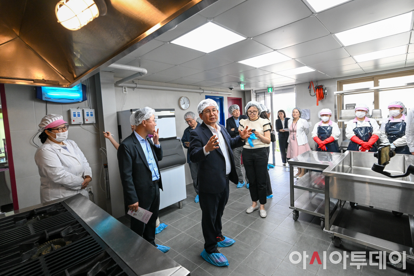 [포토] 효도밥상 반찬공장 설명하는 박강수 마포구청장