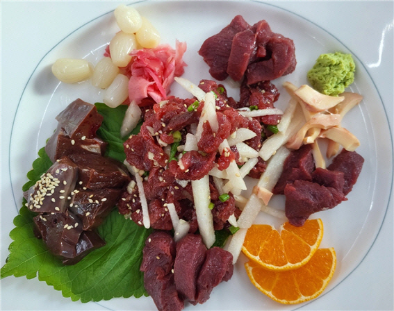 [르포] 제주 말고기, 해녀가 성게 먹는 맛과 같아…최고의 맛