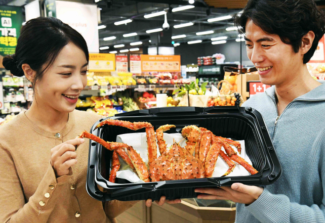 주말 먹거리 고민마세요…대형마트, 과일부터 킹크랩까지 할인행사