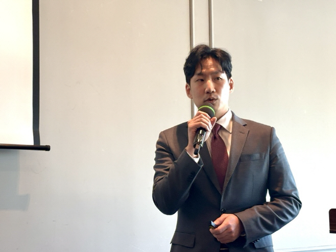 [포토] 회사의 글로벌 도약 설명하는 이강민 데이원컴퍼니 대표