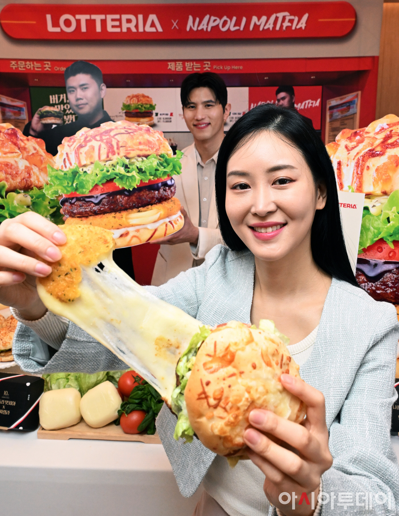 [포토]롯데리아, 나폴리맛피아와 손잡고 모짜렐라 버거 2종 출시