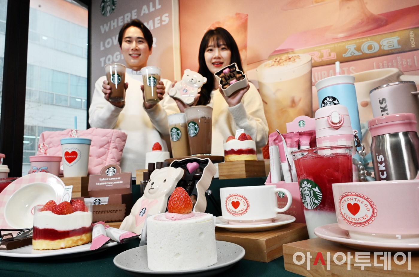 [포토]사랑 가득한 밸런타인데이!...스타벅스, 시즌 한정 음료와 푸드 출시