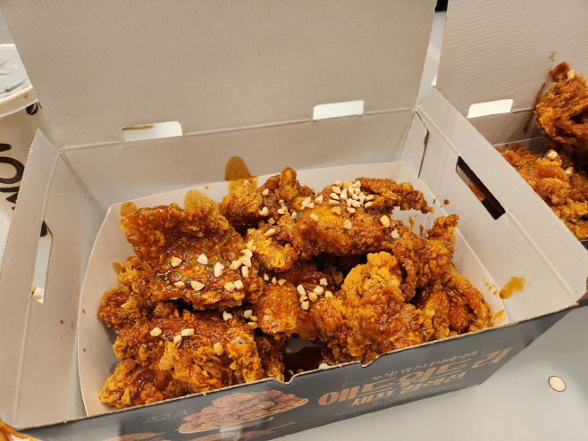 치킨업계 긴장해라~ 맘스터치, 에드워드 리 순살치킨 먹어보니